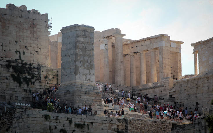 Βουτιά στις ταξιδιωτικές εισπράξεις τον Απρίλιο