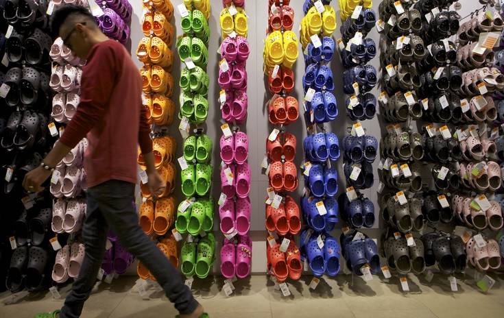 Τι συμβαίνει με τα Crocs και το λουκέτο στο τελευταίο εργοστάσιο