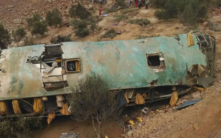 Τουλάχιστον 15 νεκροί σε πτώση λεωφορείου σε χαράδρα