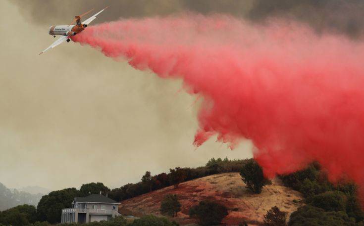Οι πυροσβέστες κερδίζουν έδαφος στη μάχη με τις φλόγες στη βόρεια Καλιφόρνια