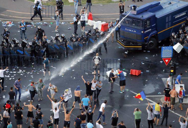 Σκληρές συγκρούσεις και εκατοντάδες τραυματίες στο Βουκουρέστι