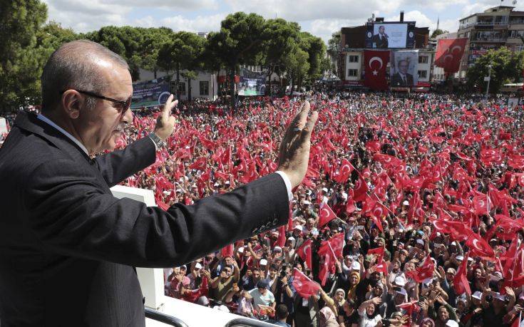 «Νομισματική συνωμοσία» κατά της Τουρκίας βλέπει ο Ερντογάν