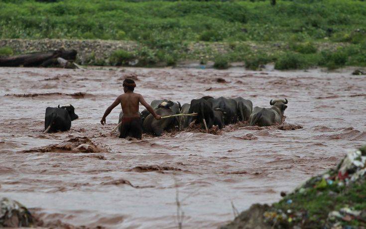 Στους 370 οι νεκροί από τις πλημμύρες στην Ινδία