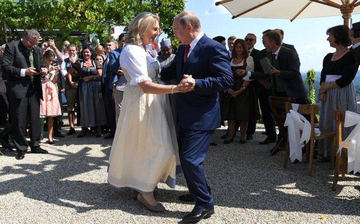 Έκλεψε την παράσταση ο χορός του Πούτιν με την Αυστριακή ΥΠΕΞ