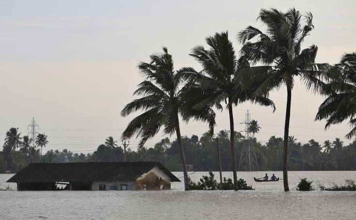 Ξεπέρασαν τους 400 οι νεκροί από τις πλημμύρες στην Ινδία