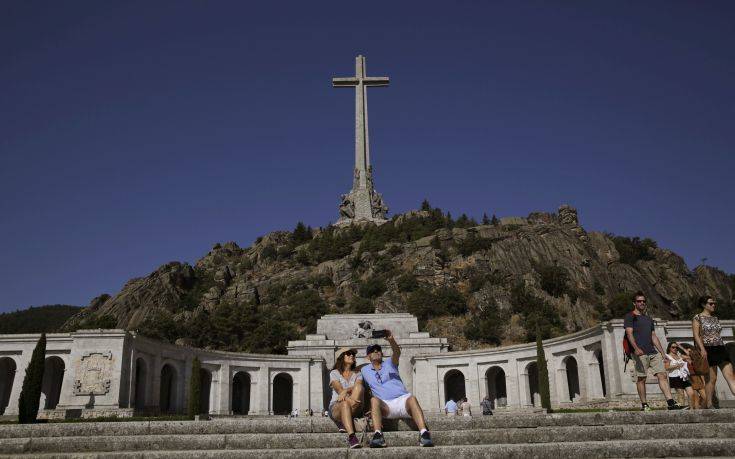 Η οικογένεια του Φράνκο θα παραλάβει τη σορό του μετά την εκταφή της