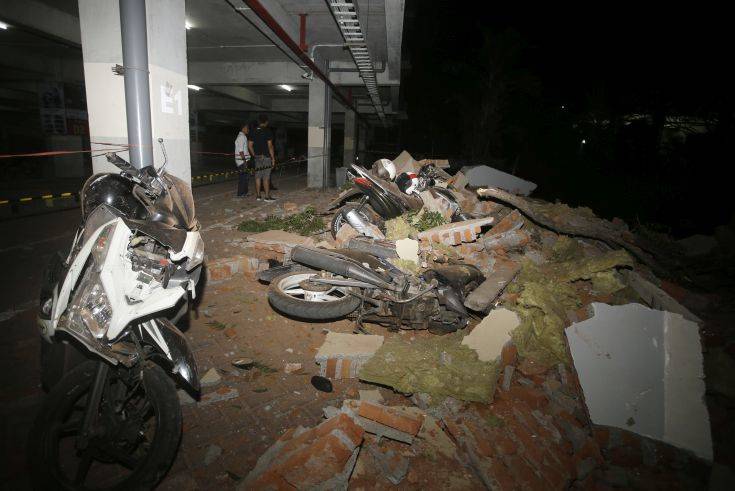 Τουλάχιστον 19 νεκροί και δεκάδες τραυματίες από τον σεισμό στην Ινδονησία