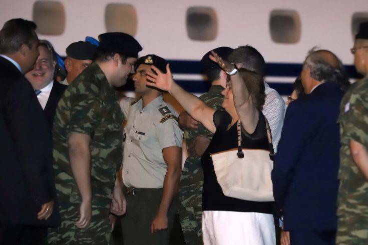 Στην αγκαλιά των οικογενειών τους οι δύο Έλληνες στρατιωτικοί