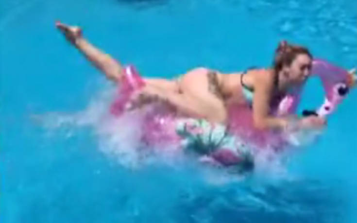 Ποιος είπε ότι είναι εύκολο να χειριστείς ένα φουσκωτό φλαμίνγκο;