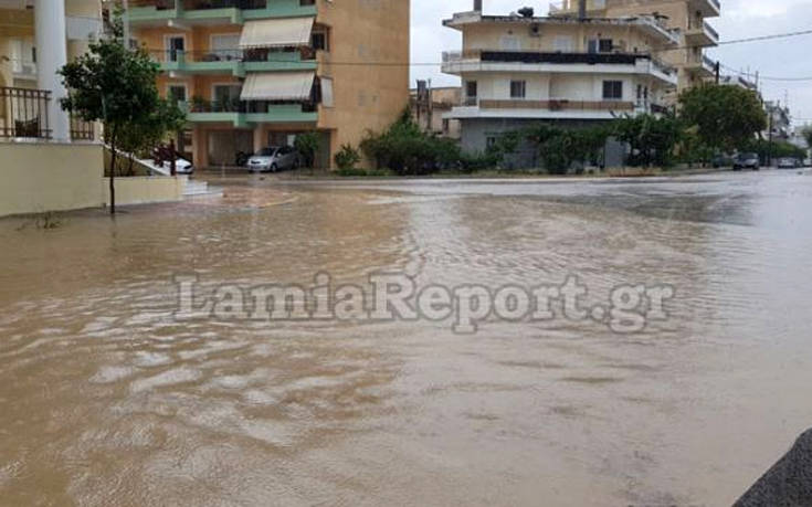 Άνοιξαν οι ουρανοί στη Λαμία, ποτάμια οι δρόμοι