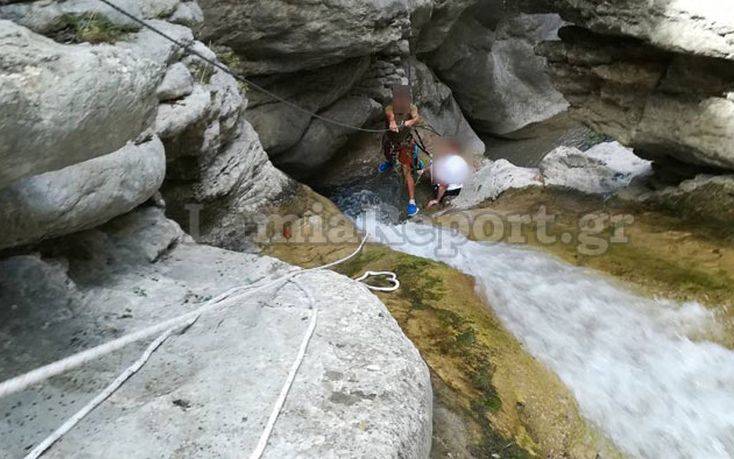 Φωτογραφίες από τη διάσωση 21χρονης από το φαράγγι του Ροδοκάλου