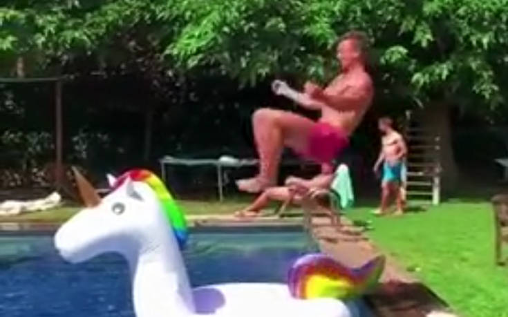 Ο&#8230; γητευτής των φουσκωτών μονόκερων