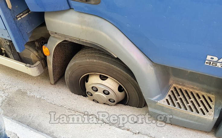 Ρόδα φορτηγού «καλουπώθηκε» μέσα στο οδόστρωμα