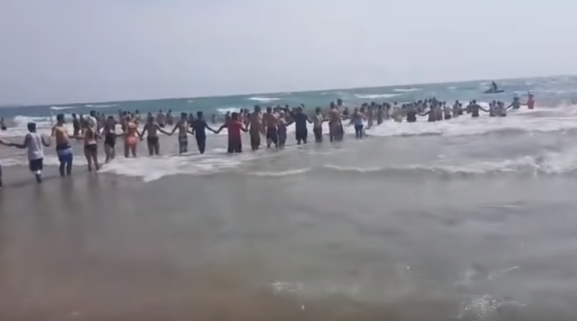 Μια γιγαντιαία ανθρώπινη αλυσίδα έσωσε κολυμβητές μέσα σε τεράστια κύματα