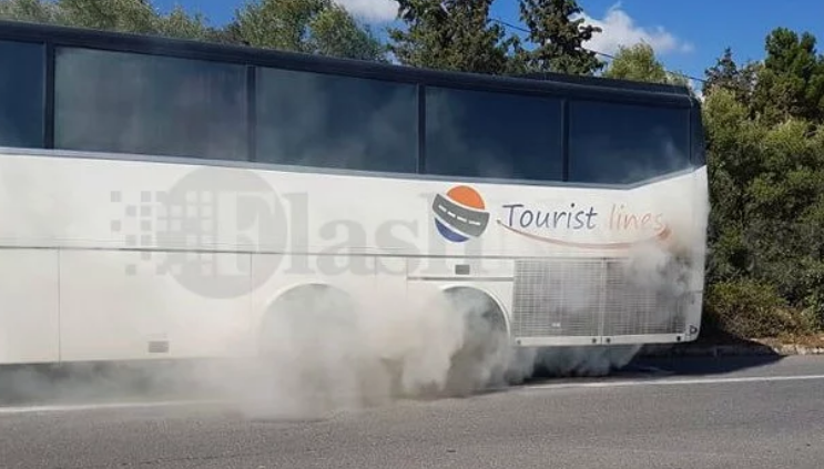 Λεωφορείο με τουρίστες έπιασε φωτιά στην Κρήτη