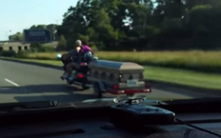 Μετέφεραν φέρετρο&#8230; με τη μηχανή τους