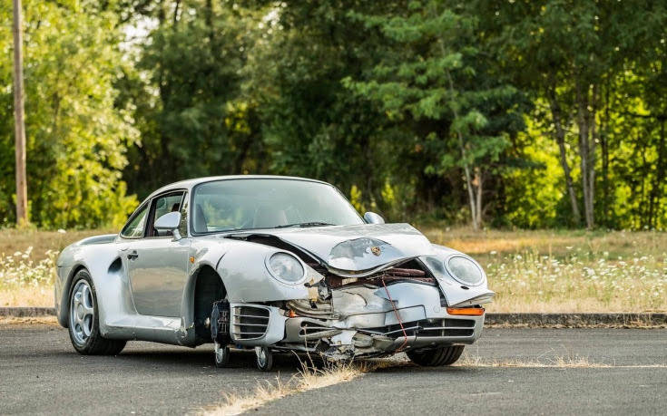 Η τρακαρισμένη Porsche που πουλήθηκε 467.000 δολάρια