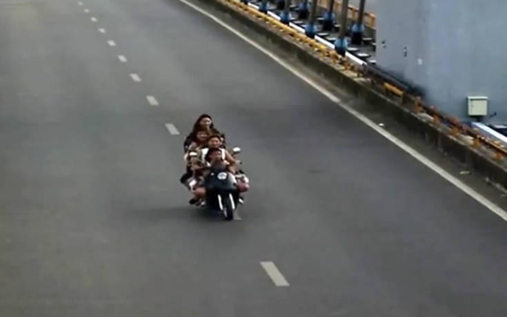 Πόσες γυναίκες μπορούν να ισορροπήσουν πάνω σε ένα σκουτεράκι;