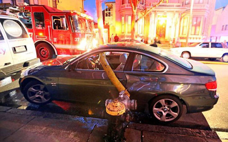 Όταν παρκάρεις μπροστά από πυροσβεστικό κρουνό μπορεί να συμβεί κάτι τέτοιο