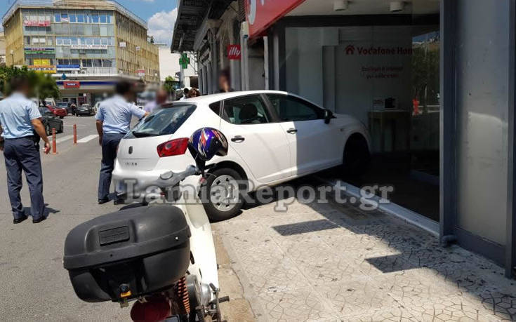 Πάρκαρε… σχεδόν μέσα σε κατάστημα στο κέντρο της Λαμίας