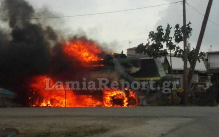 Μηχανή θερίσματος «λαμπάδιασε» ανάμεσα σε σπίτια στο Λιανοκλάδι