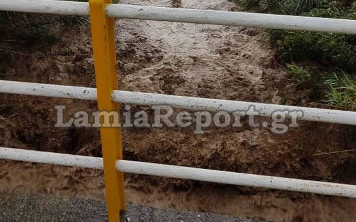 Συναγερμός για εγκλωβισμένο άτομο από χείμαρρο στη Φθιώτιδα