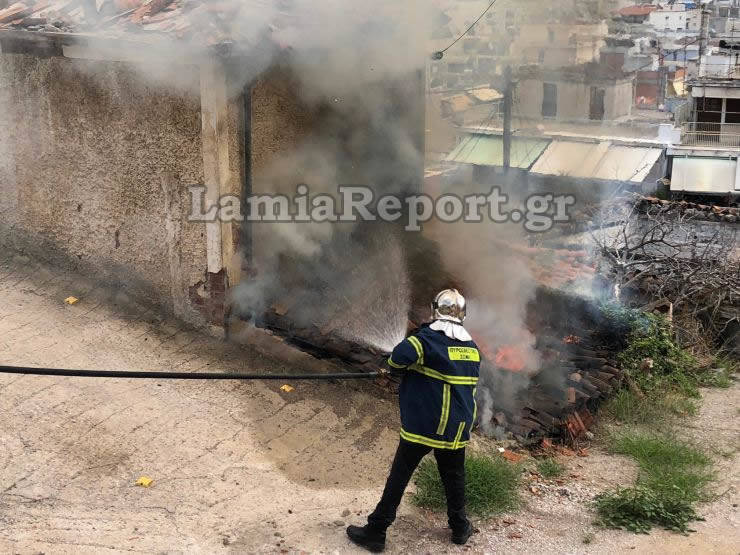 Φωτιά σε εγκαταλελειμμένο σπίτι στη Λαμία