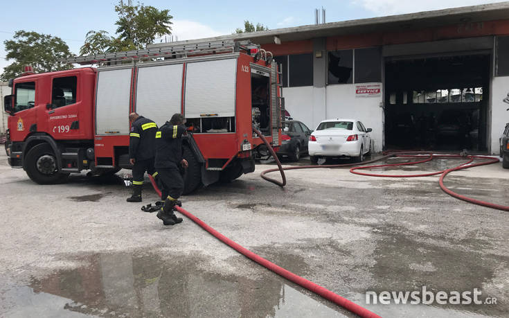 Φωτογραφίες από την πυρκαγιά σε συνεργείο στον Ταύρο