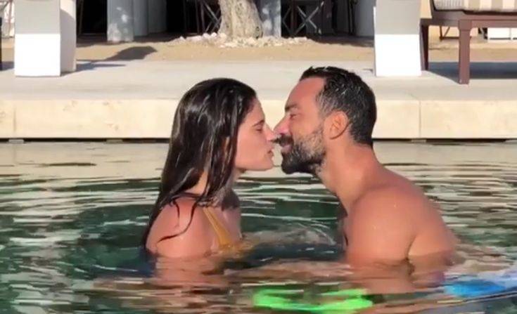 Το φιλί στην πισίνα που διακόπηκε… ξαφνικά