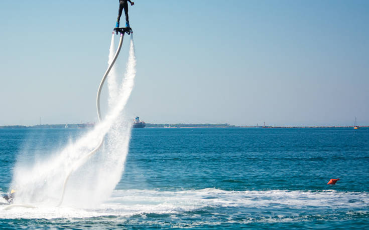 Τραυματίστηκε κάνοντας flyboard στη Σαντορίνη