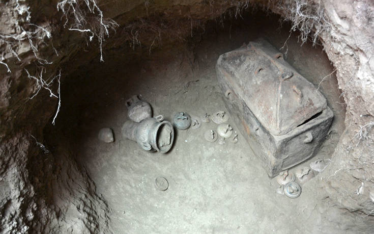 Φωτογραφίες από τον ασύλητο τάφο που βρέθηκε στην Ιεράπετρα