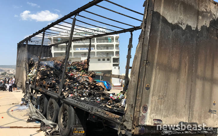 Ό,τι έμεινε από καμένο ρυμουλκούμενο νταλίκας στο πλοίο «Ελευθέριος Βενιζέλος»