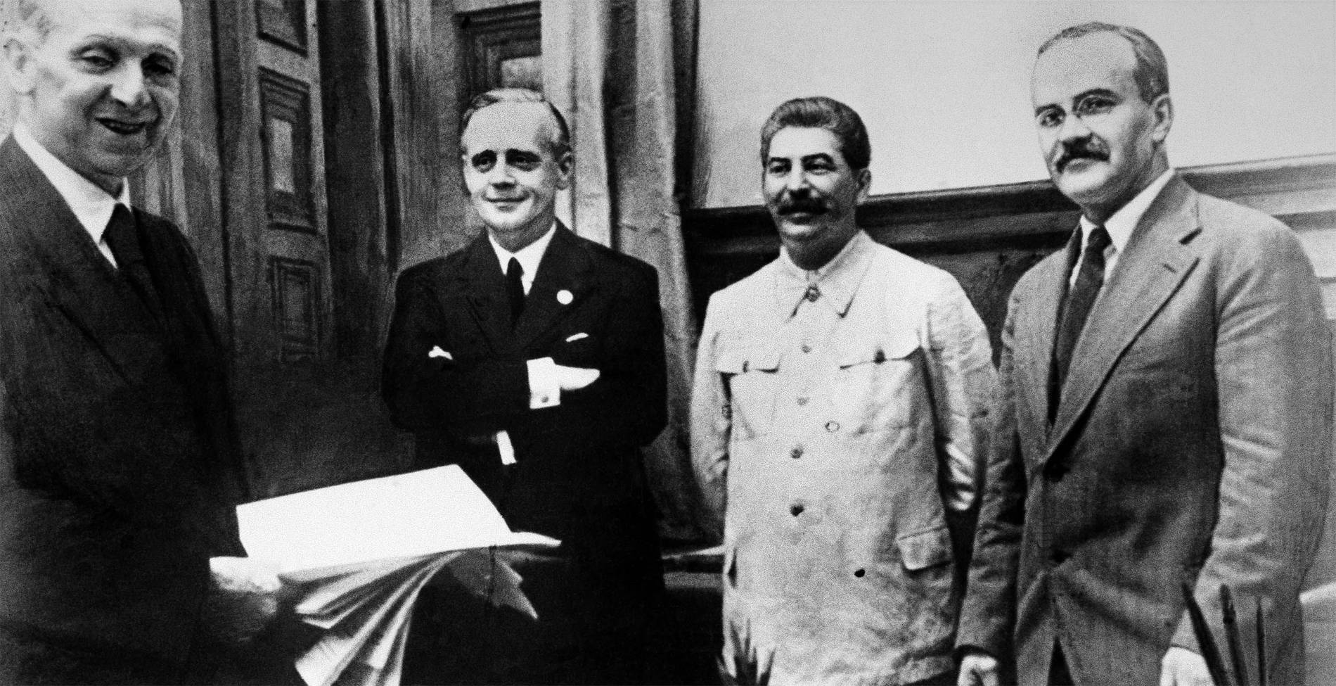 Όταν Χίτλερ και Στάλιν «έστησαν» την πιο γνωστή λυκοφιλία της ιστορίας –  Newsbeast