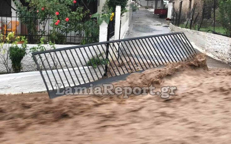 Νέες εικόνες καταστροφής από την νεροποντή σε χωριό της Λαμίας