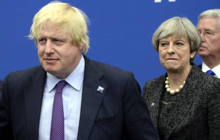 Ο Μπόρις Τζόνσον ζητά από την Τερέζα Μέι να αποσύρει τις προτάσεις της για το Brexit