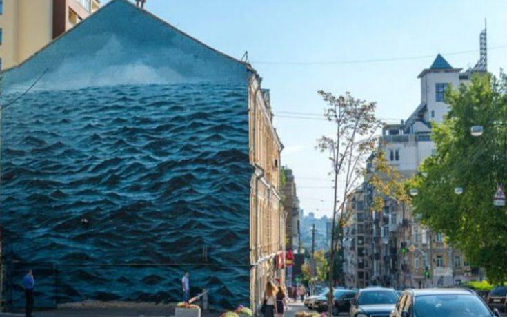 Η τρικυμιώδης μαύρη θάλασσα «καλύπτει» τριώροφο κτίριο στο Κίεβο
