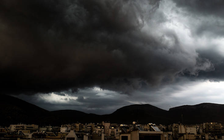 Αυξάνονται διαχρονικά τα σύννεφα πάνω από την Αθήνα