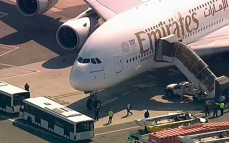 Έληξε η καραντίνα στο αεροπλάνο της Emirates, δέκα επιβάτες μεταφέρθηκαν σε νοσοκομεία