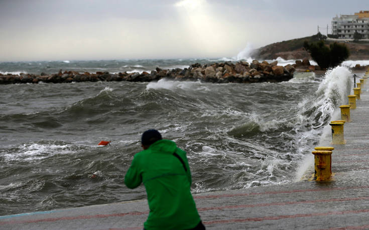 Προβλήματα στα δρομολόγια πλοίων λόγω των ανέμων