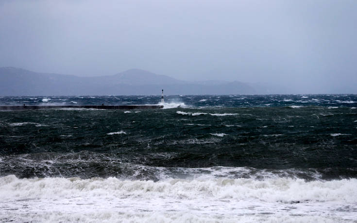 Παραμένουν εγκλωβισμένοι οι ταξιδιώτες στο λιμάνι της Σαμοθράκης