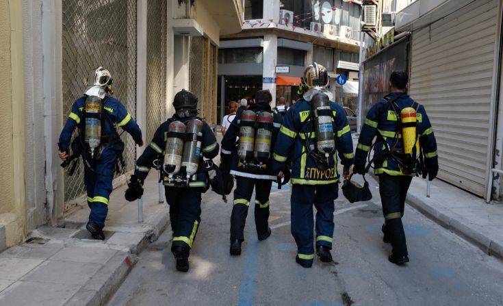 Φωτιά στην Πανεπιστημιούπολη απέναντι από τις φοιτητικές εστίες