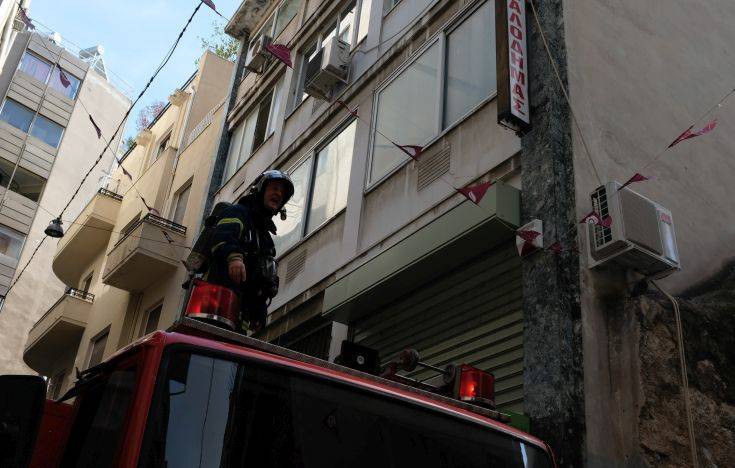 Πυροσβέστες έβγαλαν γυναίκα από φλεγόμενο διαμέρισμα στο κέντρο της Αθήνας