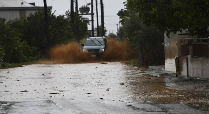 Πλημμύρισαν σπίτια και καταστήματα στο Θεολόγο