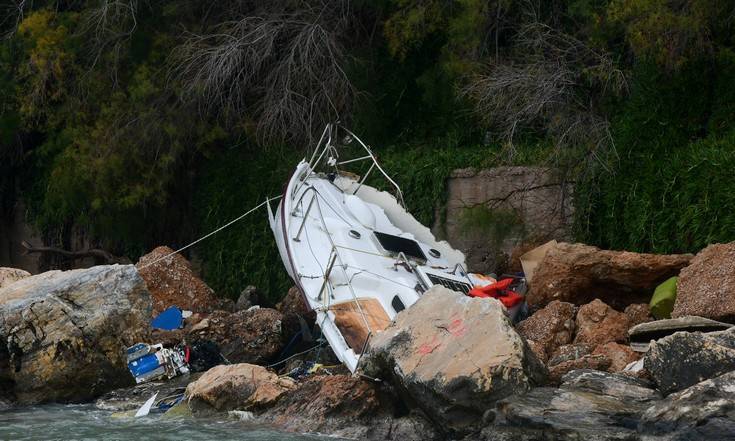 Εικόνες από το πέρασμα του κυκλώνα από τη Βουλιαγμένη