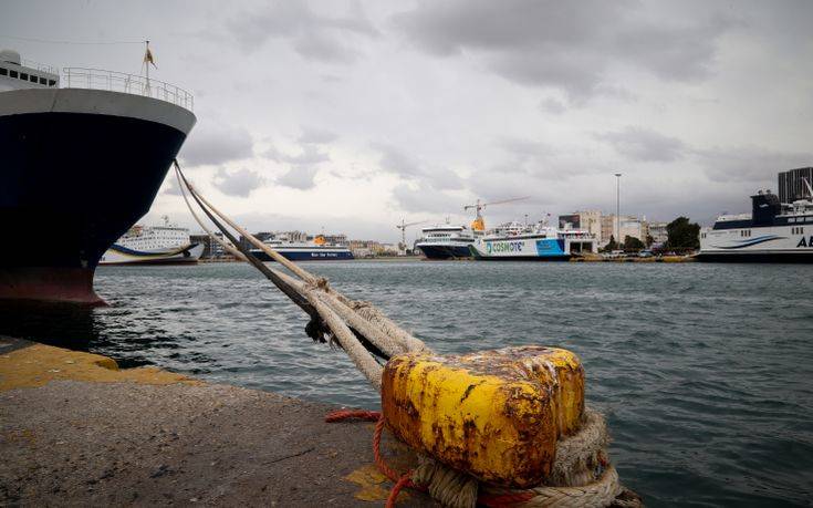 Ελαφρά σύγκρουση δεξαμενόπλοιου με φορτηγό πλοίο στο αγκυροβόλιο του Πειραιά