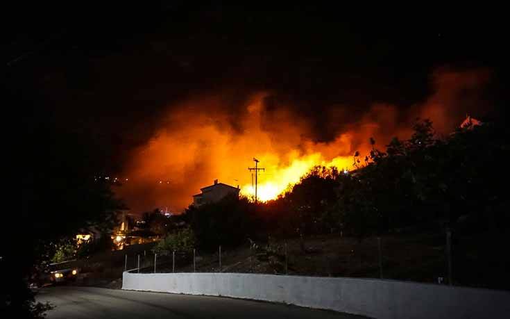 Νύχτα αγωνίας στην Κεφαλονιά με μεγάλα πύρινα μέτωπα