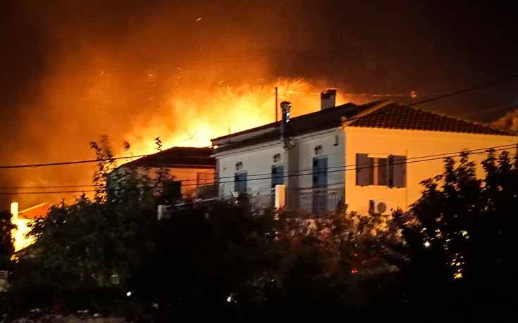 Ανεξέλεγκτη η φωτιά στην Κεφαλονιά, εκκενώθηκε οικισμός