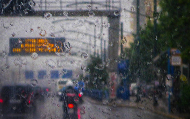 Σοβαρά προβλήματα στους δρόμους της Αττικής από τη βροχή