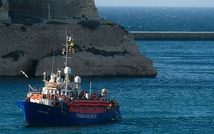 Αναστέλλεται το διάταγμα Σαλβίνι που απαγόρευε πλοίο με μετανάστες να μπει στα χωρικά ύδατα