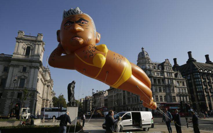 Γιγάντιο μπαλόνι που αναπαριστά τον δήμαρχο του Λονδίνου υψώθηκε στον ουρανό της πόλης